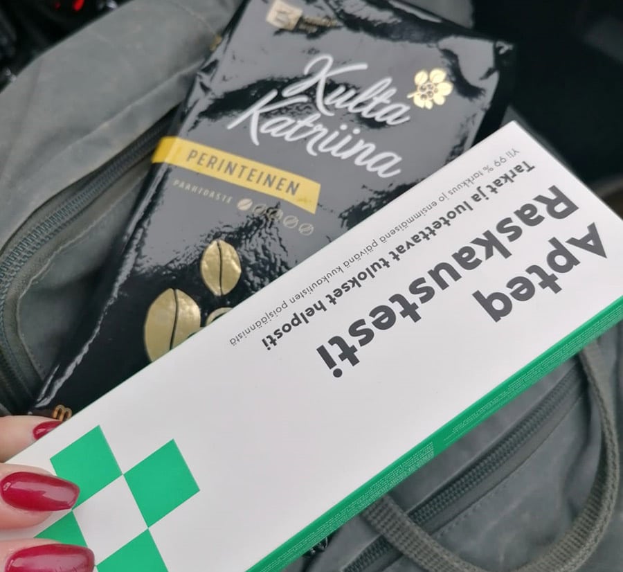 Katuklinikan tekemän kotikäynnin tuliaisia: kahvipaketti ja raskaustesti.