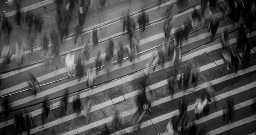 Suojatietä ylittävä väkijoukko.