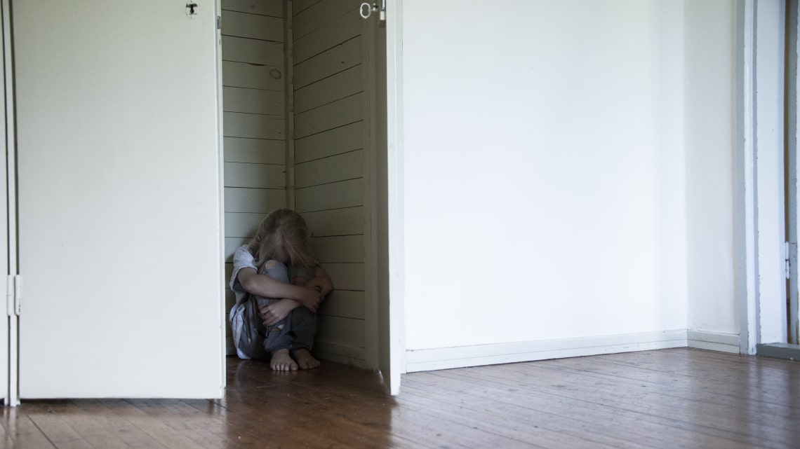 Lapsi kaapissa piilossa