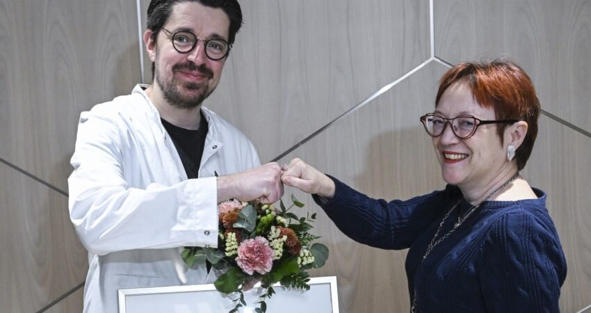 A-klinikkasäätiön somelääkäri Atte vastaanottaa Hyvän tiedon omenan