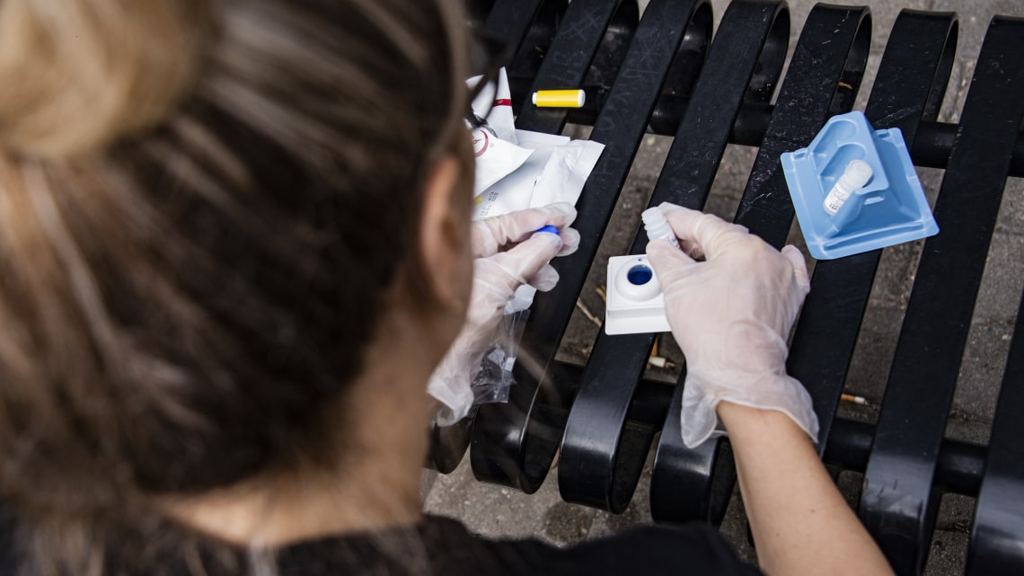 Katuklinikka ottaa testiä asiakkaalta