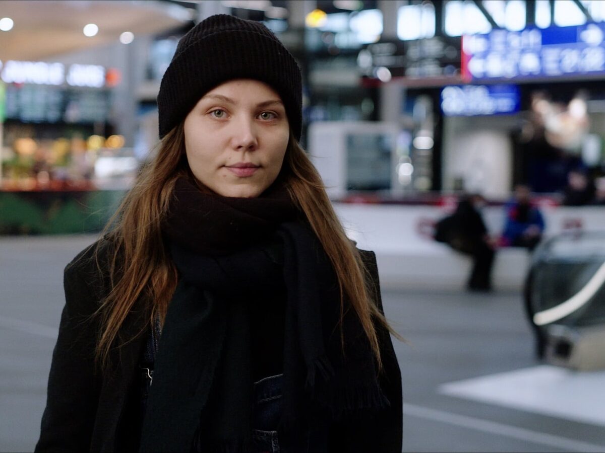 Nuori nainen katsoo suoraan kameraan, addiktio