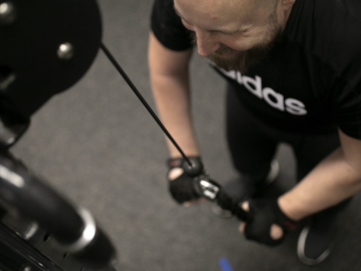 Mies tekee kuntosaliharjoittelua