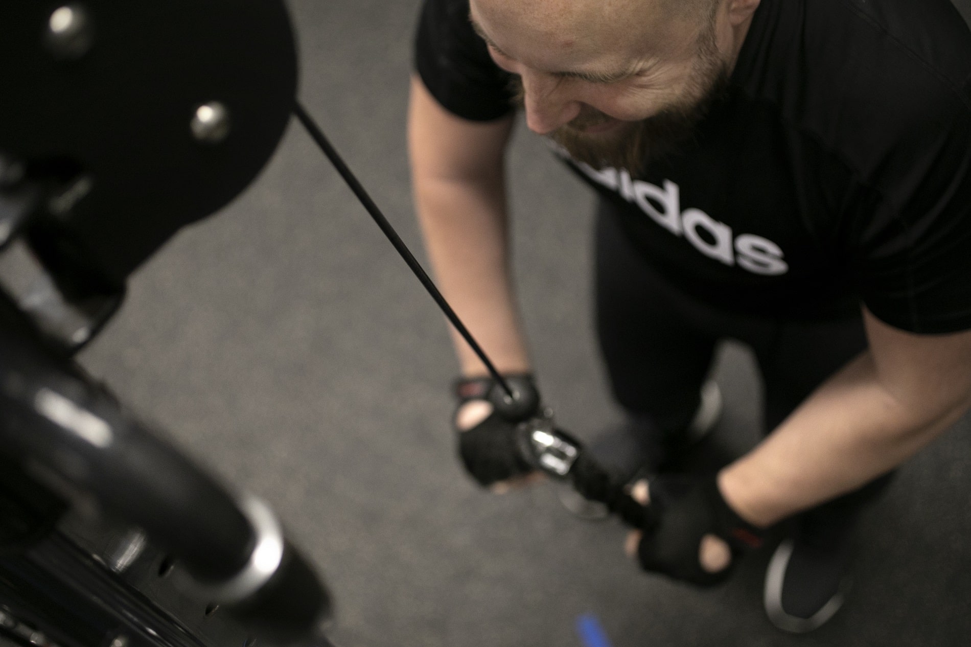 Mies tekee kuntosaliharjoittelua