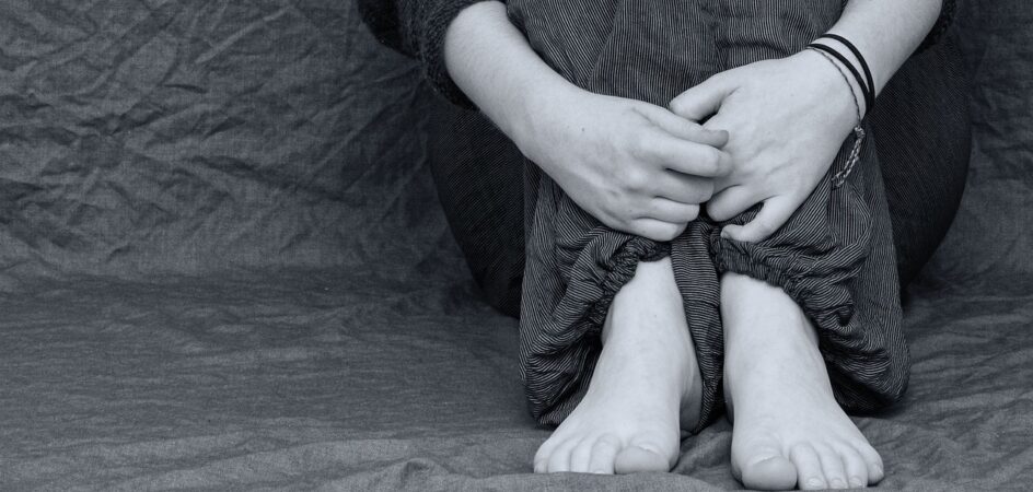 Ihminen halaa polviaan.