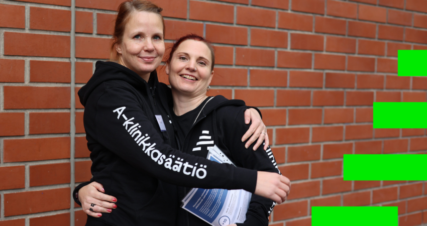 A-klinikkasäätiön työntekijät hymyilevät kameralle