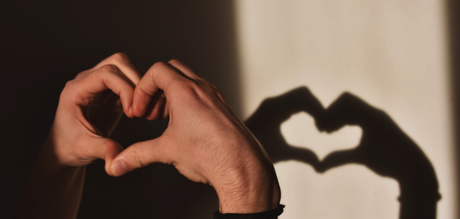 Käsistä muodostettu sydän.