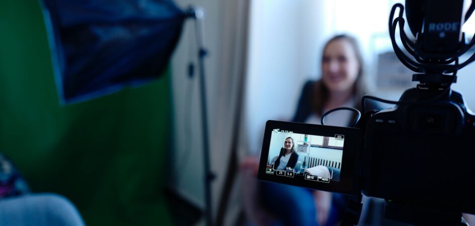 Naista kuvataan videokameralla.