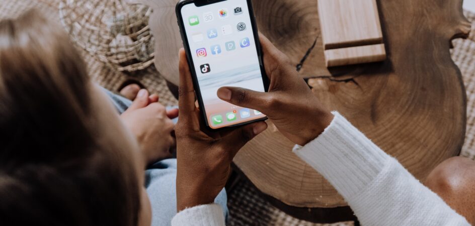 Kaksi henkilöä katsoo puhelinta.