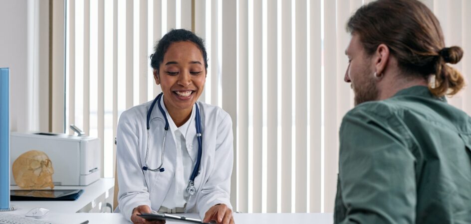 Lääkäri ja asiakas täyttävät lomaketta.