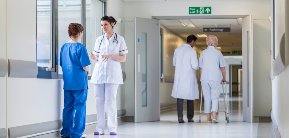 Sote-ammattilaisia sairaalan käytävällä.