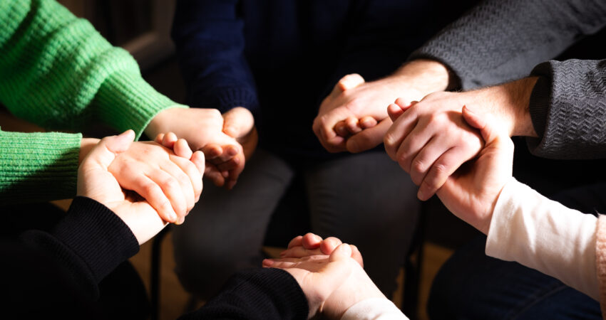 Kädet pitelevät kiinni