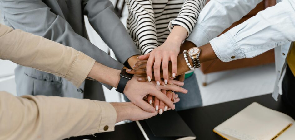 Ihmisiä kädet yhdessä .