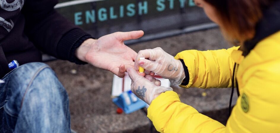 työntekijä ottaa tartuntataudin pikatestiä