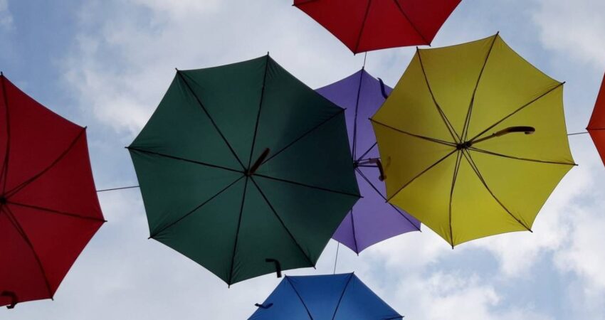 Eri värisiä sateenvarjoja