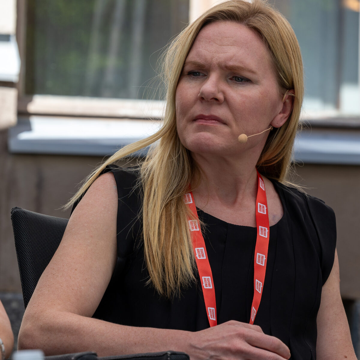Lapsiasiavaltuutettu Elina Pekkarinen SuomiAreenan paneelissa