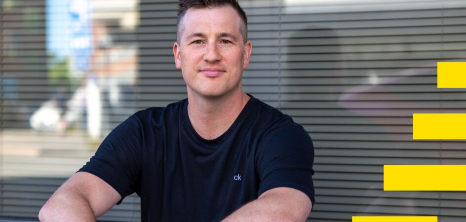 Dopinglinkin tiimipäällikkö Joni Askola istuu ulkona ja katsoo kameraan