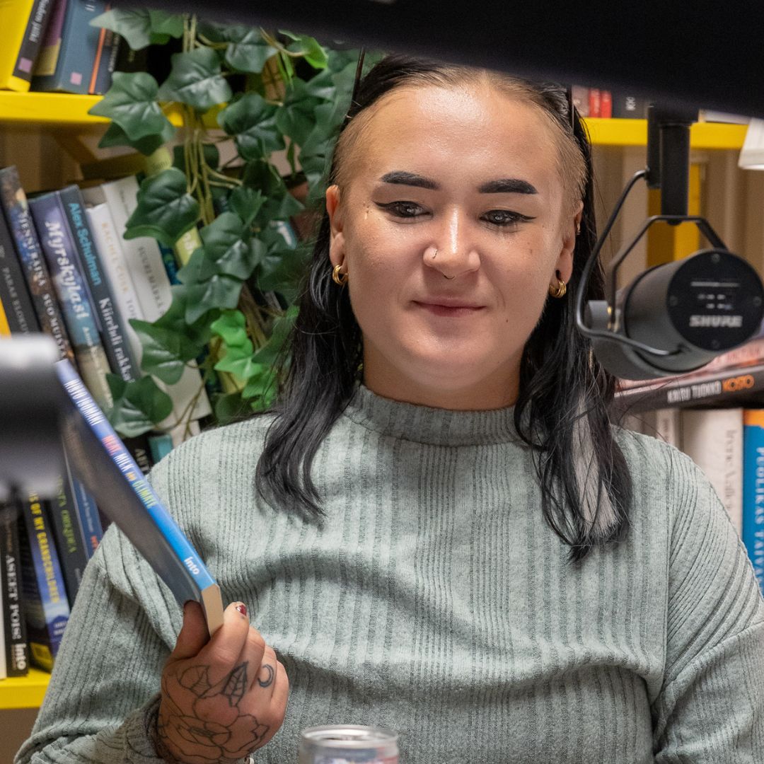 Nainen istuu podcastin nauhoituksissa