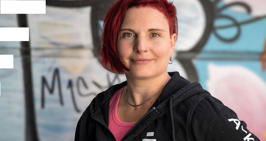 A-klinikkasäätiön Kohtaavan työn päällikkö Annuska Dal Maso katsoo kameraan graffitiseinän edessä