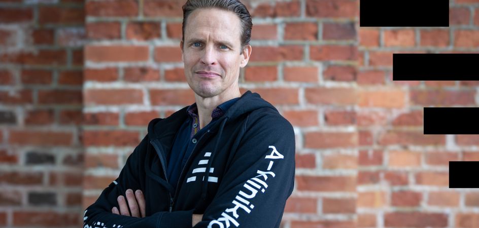 A-klinikkasäätiön toimitusjohtaja Hannu Jouhki katsoo kameraan