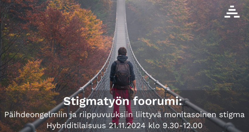 Mies seisoo sillalla ja teksti: Stigmatyön foorumi: Päihdeongelmiin ja riippuvuuksiin liittyvä monitasoinen stigma, hybriditilaisuus 21.11.2024 klo 9.30-12.