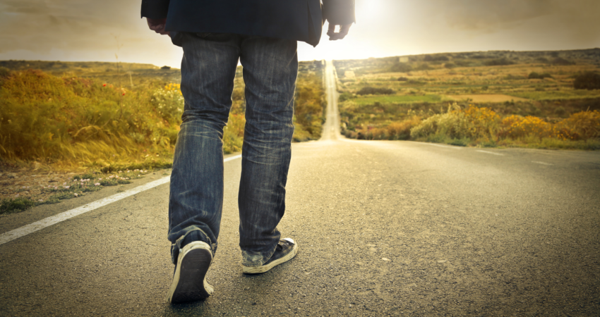 Ihminen kävelee tiellä.