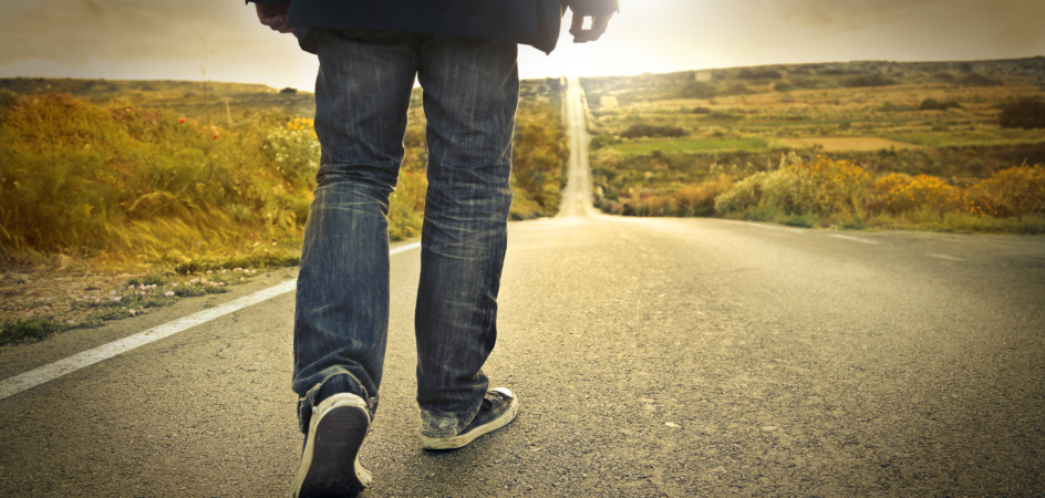 Ihminen kävelee tiellä.