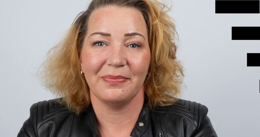 A-klinikkasäätiön Oikeus hiv-testiin -hankkeen suunnittelija potrettikuvassa katsoo suoraan kameraan