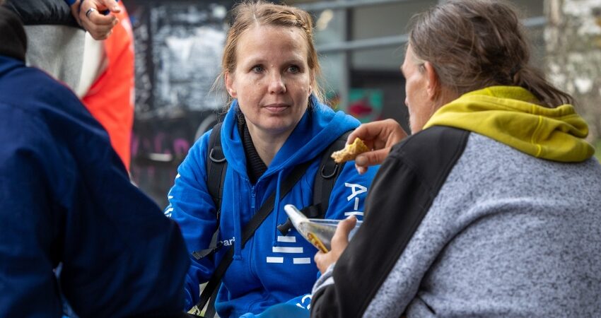 A-klinikkasäätiön vapaaehtoinen kohtaamassa apua tarvitsevia ihmisiä kadulla