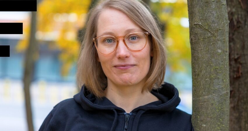 A-klinikkasäätiön Lasinen lapsuus -toiminnan asiantuntija Anna-Sofia Lehdon potrettikuva ulkona