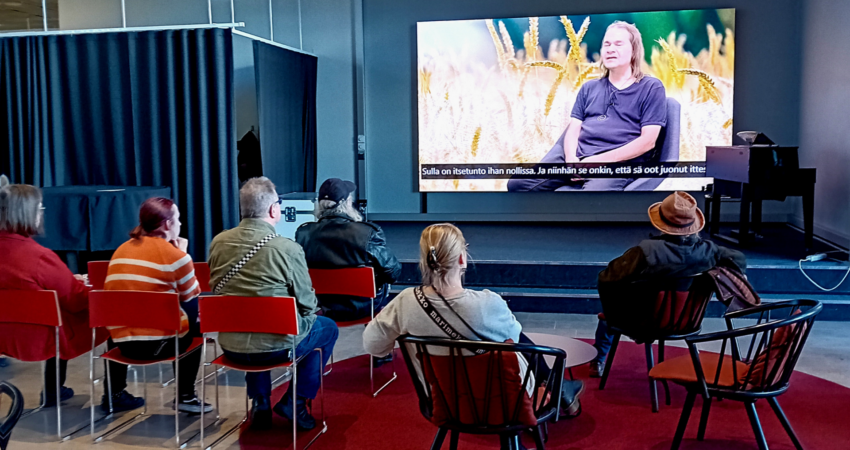 Kokemusasiantuntija Jarin video päihdeongelmiin liittyvästä stigmasta Päihde- ja mielenterveystyön kansalaistapahtumassa Sellon kirjastossa.