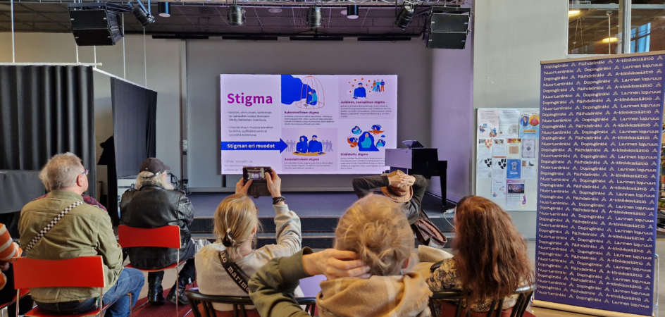 Ihmisiä päihde- ja mielenterveystyön kansalaistapahtumassa Sellon kirjastossa.