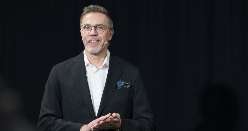 Yrittäjä Jari Sarasvuo puhumassa Riippuvuudet NYT -seminaarissa