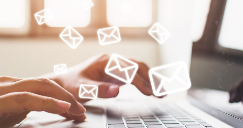 Henkilö kirjoittaa tietokoneella.