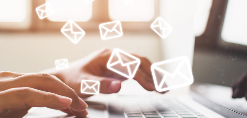 Henkilö kirjoittaa tietokoneella.