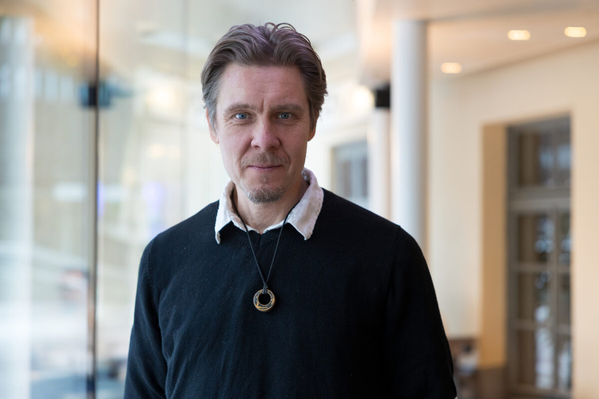 Kuvassa Tuukka Temonen katsoo kameraan