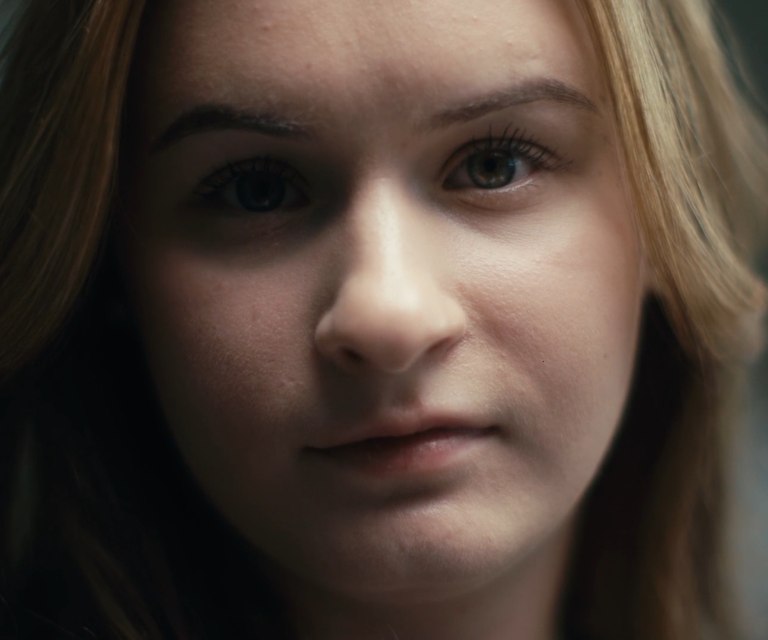 Lähikuvassa naisen kasvot