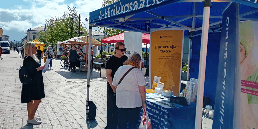 Kuvassa henkilöitä A-klinikkasäätiön esittelypisteellä