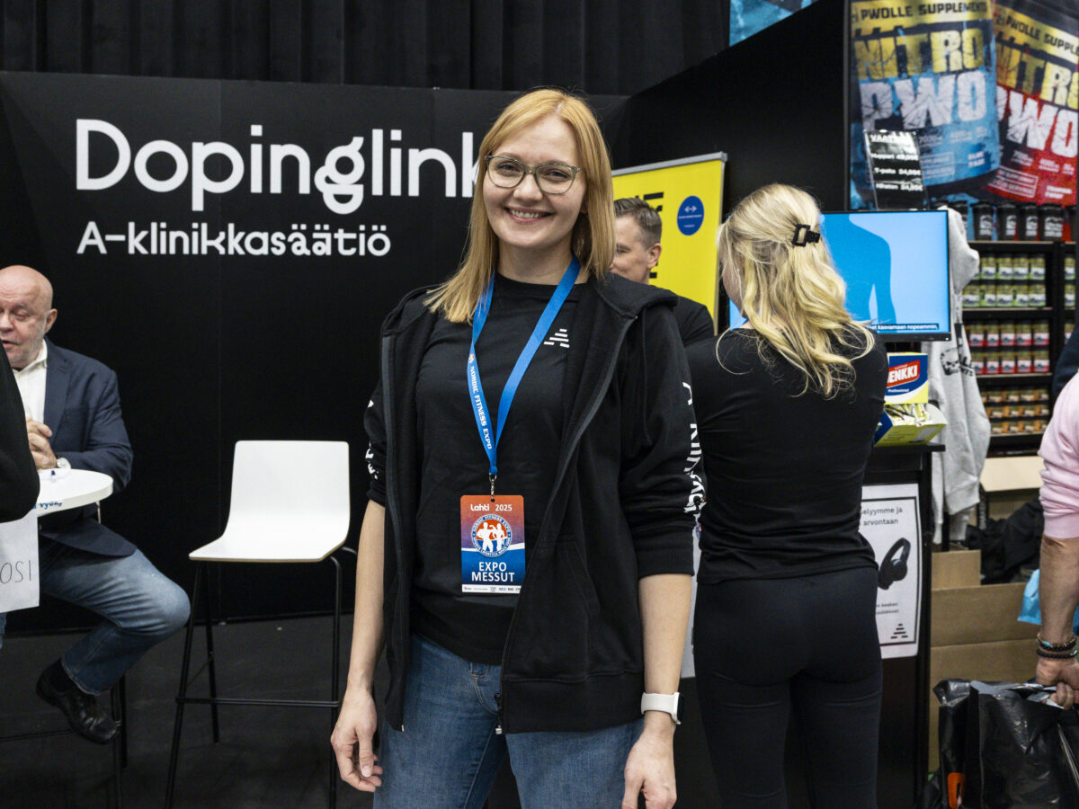 Dopingtutkija ja lääkäri Paula Vauhkonen Nordic Fitness Expossa A-klinikkasäätiön Dopinlinkin ständillä
