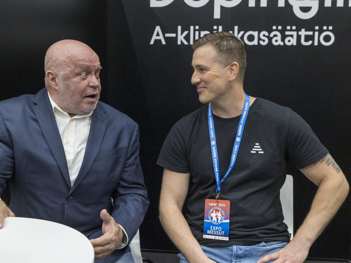 Kehonrakennuslegenda Tapani Tape Valkonen keskustelee Dopinlinkin tiimipäällikkö Joni Askolan kanssa Nordic Fitness Expossa