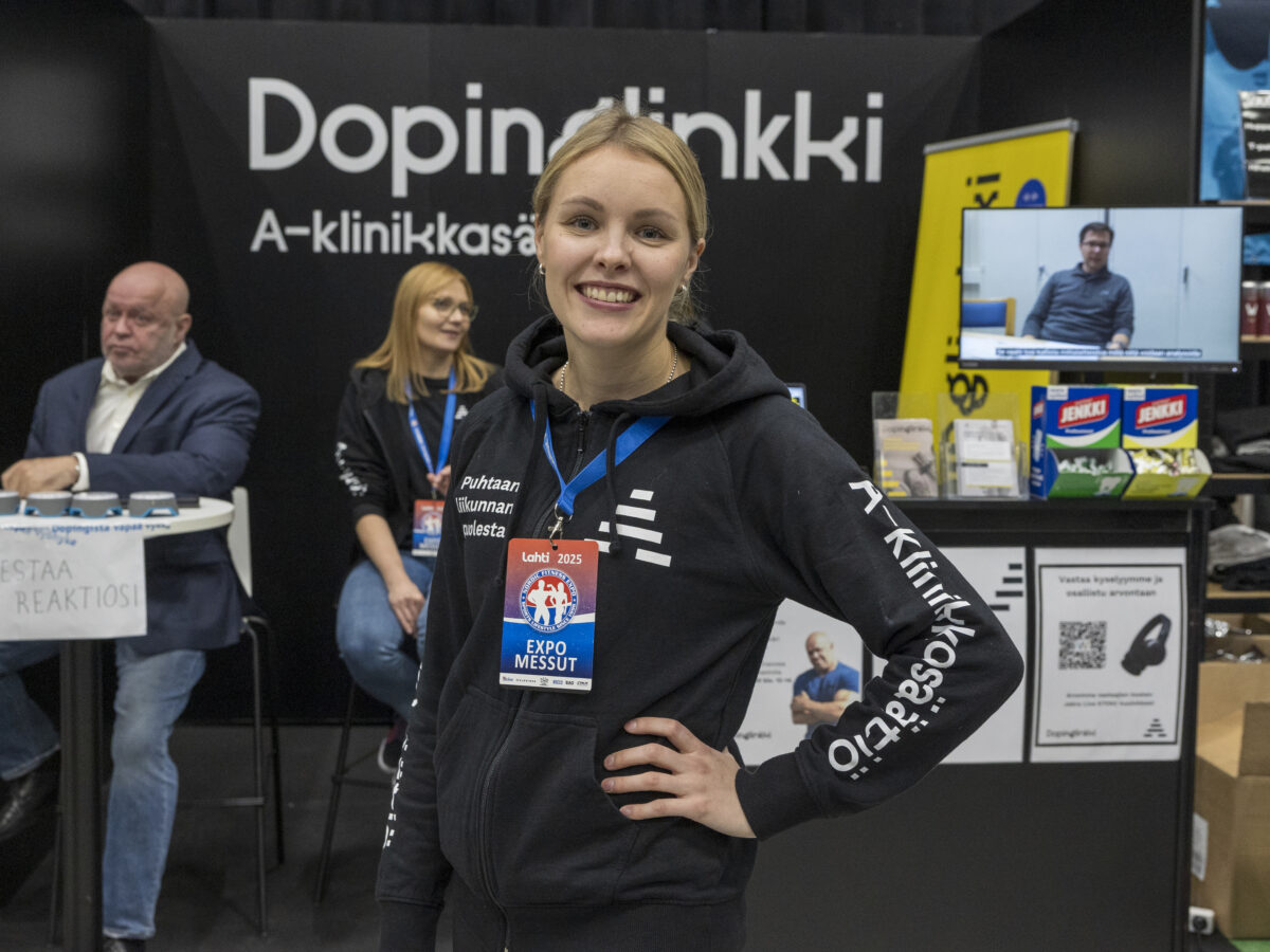 Anniina Kortetmaa Nordic Fitness Expossa A-klinikkasäätiön Dopinlinkin ständillä