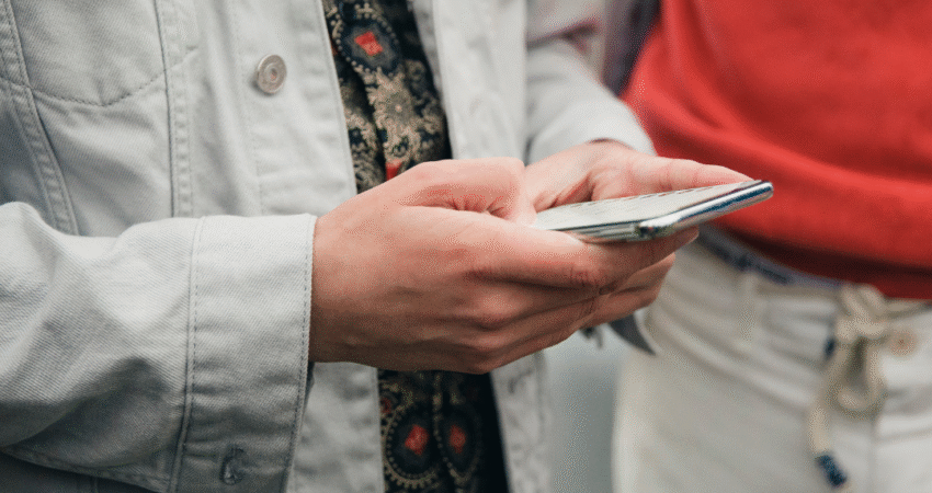 Nuori käyttää kännykkää