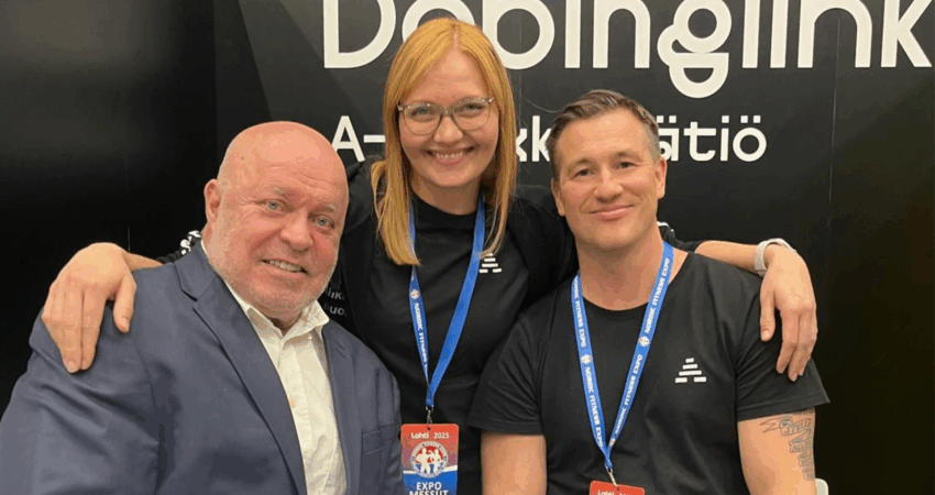 Kuvassa Tape Valkonen, Paula Vauhkonen ja Joni Askola Dopinglinkin messuosastolta NFE messuilta 2025.