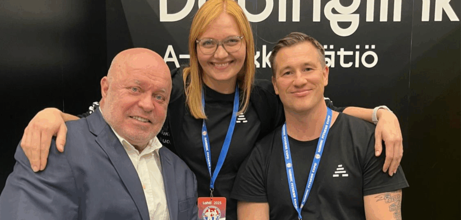 Kuvassa Tape Valkonen, Paula Vauhkonen ja Joni Askola Dopinglinkin messuosastolta NFE messuilta 2025.