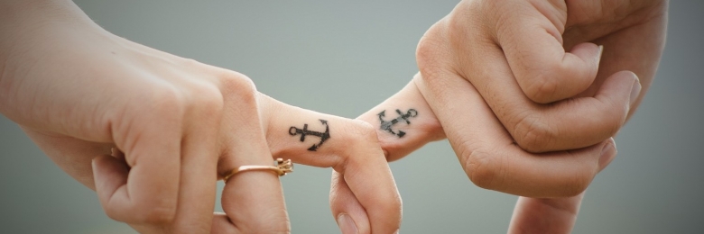 kaksi yhteen liittynyttä kättä