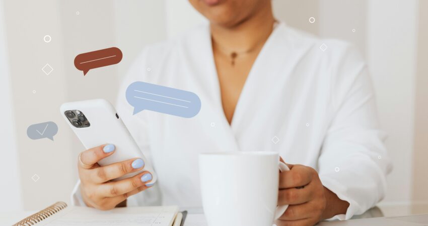 henkilö kännykkä kädessä