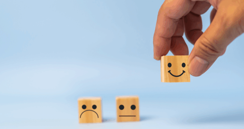 hymynaamainen arpakuutio kädessä