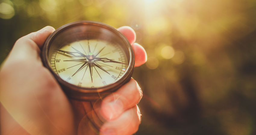 kompassi kädessä