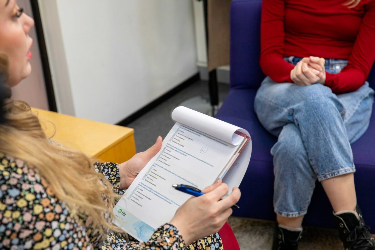 Ammattilainen pitelee audit-testiä