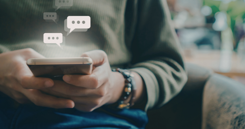 henkilö kirjoittaa kännykällä